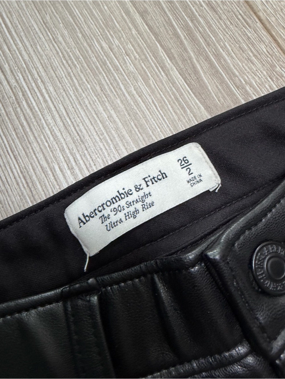 Abercrombie Curve Love High Rise 90s Straight Vegan Leather Pant in Black - Picture 6 of 7